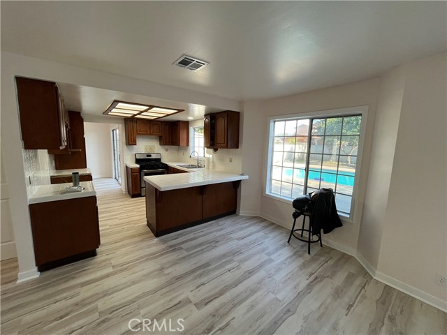 Detail Gallery Image 9 of 22 For 7522 Balcom, Reseda,  CA 91335 - 4 Beds | 3 Baths