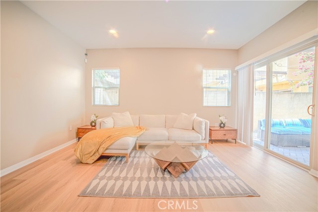 Detail Gallery Image 4 of 4 For 14554 Kittridge St, Van Nuys,  CA 91405 - 3 Beds | 3 Baths