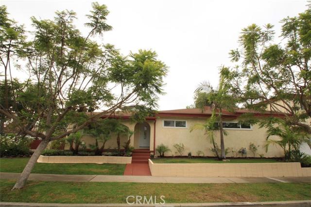 Cute curb appeal!