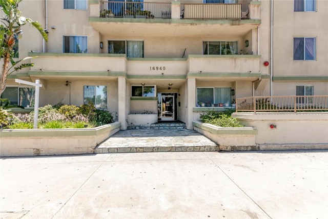 16940 Chatsworth Street, Granada Hills CA: https://media.crmls.org/medias/88ff73a9-3826-42a7-864d-0fedfa79f0ae.jpg