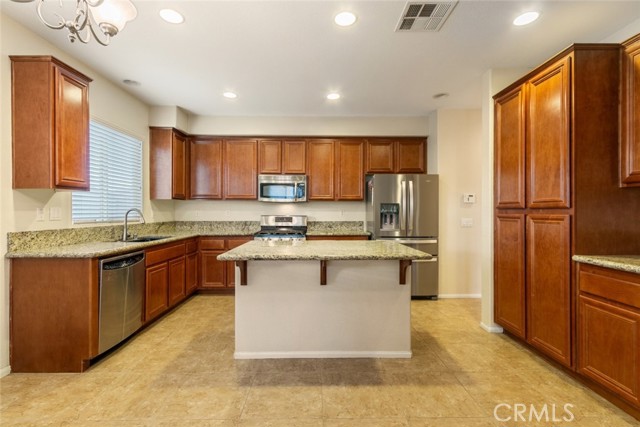 Detail Gallery Image 12 of 48 For 3408 Gemstone, Rosamond,  CA 93560 - 5 Beds | 3 Baths