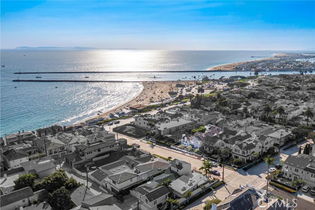 215 Marigold Avenue, Corona del Mar CA: https://media.crmls.org/medias/8900efb5-f99d-4f1f-a215-f204a9b9e7b0.jpg
