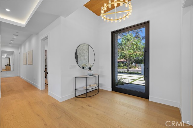 Detail Gallery Image 9 of 42 For 17409 Tarzana St, Encino,  CA 91316 - 5 Beds | 5/1 Baths