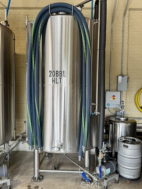 585 E Thompson Boulevard, Ventura CA: https://media.crmls.org/medias/890a37f5-ce90-402f-95a0-9e0911c8be3f.jpg