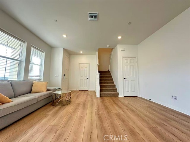 Detail Gallery Image 3 of 17 For 3904 E Coronado Privado, Ontario,  CA 91762 - 3 Beds | 3 Baths