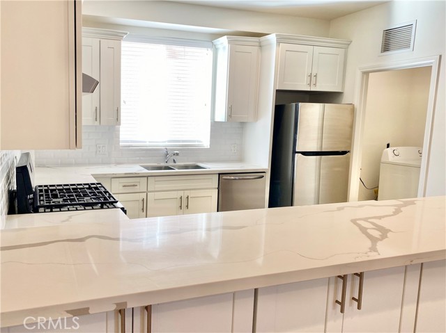 Detail Gallery Image 11 of 37 For 7327 Kester Ave #2,  Van Nuys,  CA 91405 - 3 Beds | 3/1 Baths