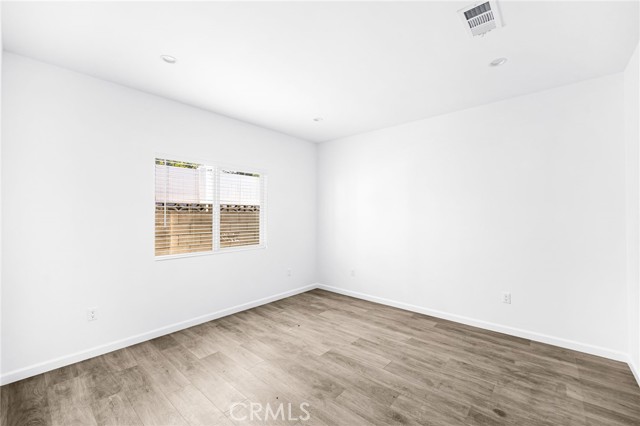 Detail Gallery Image 9 of 13 For 7044 White Oak a,  Van Nuys,  CA 91406 - 3 Beds | 2 Baths