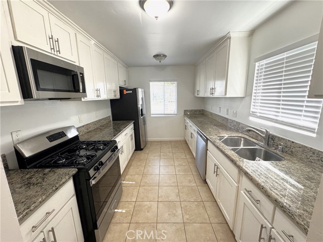 Detail Gallery Image 4 of 21 For 7823 Louise Ave, Northridge,  CA 91325 - 4 Beds | 2 Baths