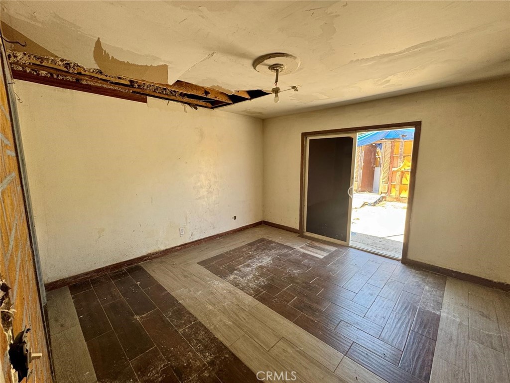 https://media.crmls.org/medias/8913590d-1d3e-4bbe-98c8-28f7bc6ab2d8.jpg?preset=X-Large