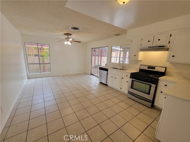 Detail Gallery Image 5 of 16 For 37829 27th St, Palmdale,  CA 93550 - 4 Beds | 2 Baths