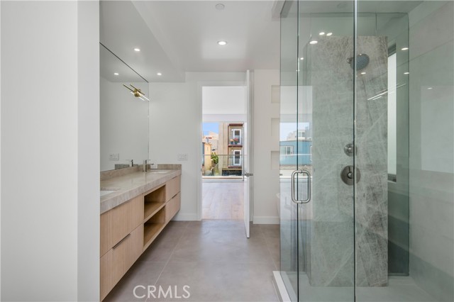 Detail Gallery Image 14 of 35 For 300 Manhattan Ave, Hermosa Beach,  CA 90254 - 5 Beds | 5/2 Baths