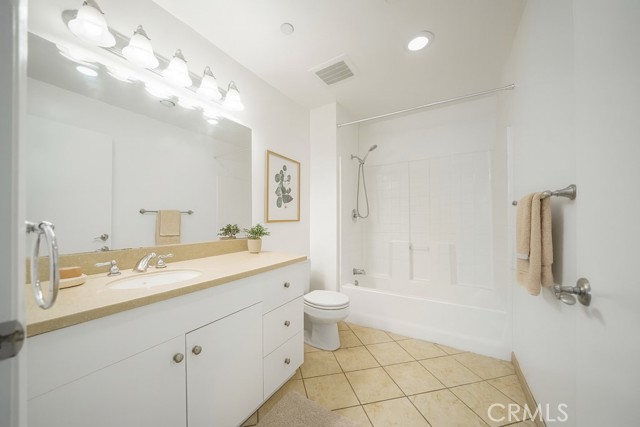 Detail Gallery Image 4 of 6 For 13941 Sherman Way #205,  Van Nuys,  CA 91405 - 2 Beds | 2 Baths