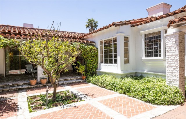 Detail Gallery Image 9 of 45 For 10781 Lindbrook Dr, Los Angeles,  CA 90024 - 4 Beds | 3/1 Baths