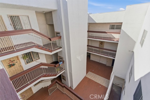 Image 12 of 26 For 939 College  