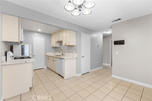1310 Brentwood Circle, Corona CA: https://media.crmls.org/medias/891f4001-1e87-4959-84d5-305e4d939cf5.jpg