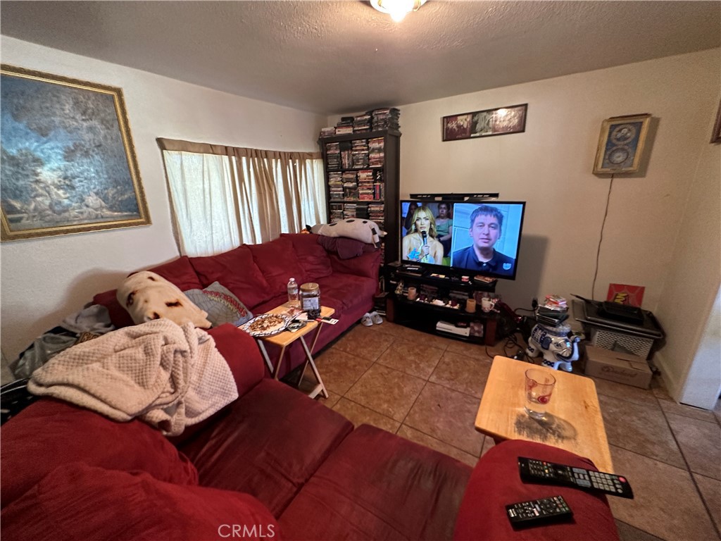 https://media.crmls.org/medias/891fdce9-7980-41d7-ba9b-7a66671bc83e.jpg?preset=X-Large