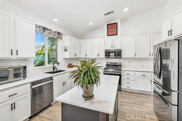 12206 Sundance Canyon Drive, Bakersfield CA: https://media.crmls.org/medias/8924bf26-14d5-428e-9d23-b9efdca9d7c9.jpg