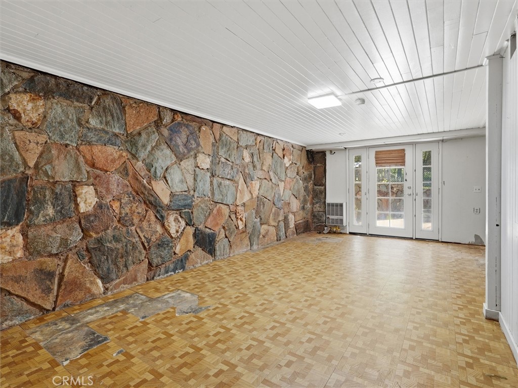 https://media.crmls.org/medias/8924bf55-0f33-4907-bf3f-d4dee7b51864.jpg?preset=X-Large