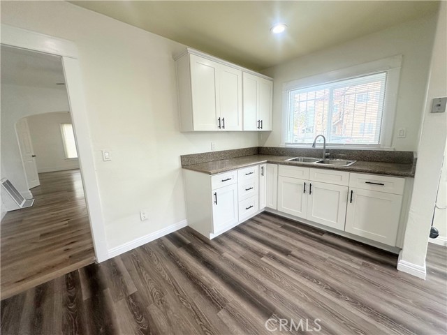 2217 10th Avenue, Los Angeles CA: https://media.crmls.org/medias/892dd622-5db0-467a-bb48-eeac12768a7e.jpg
