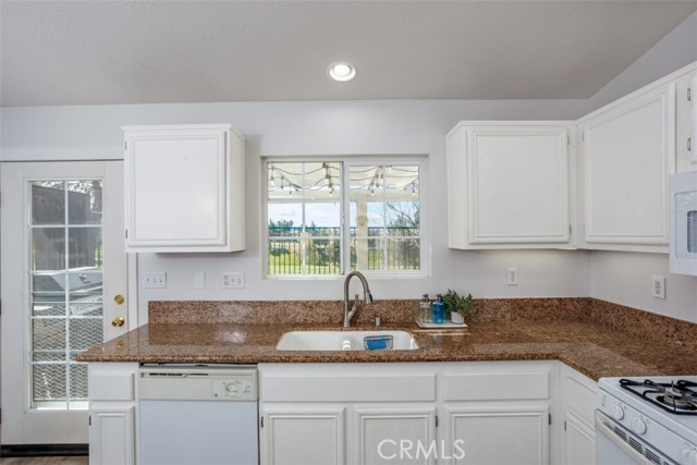 33183 Eagle Point Drive, Yucaipa CA: https://media.crmls.org/medias/89300629-6bb9-41af-b9b1-26230799b8cc.jpg