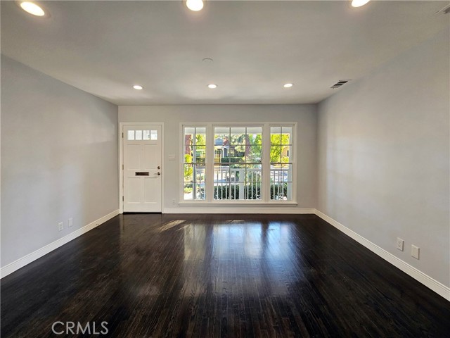 Detail Gallery Image 5 of 15 For 22045 De La Osa, Woodland Hills,  CA 91364 - 2 Beds | 2 Baths