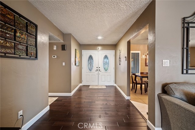 Detail Gallery Image 4 of 47 For 6001 Meadow Glen, Bakersfield,  CA 93306 - 3 Beds | 2 Baths