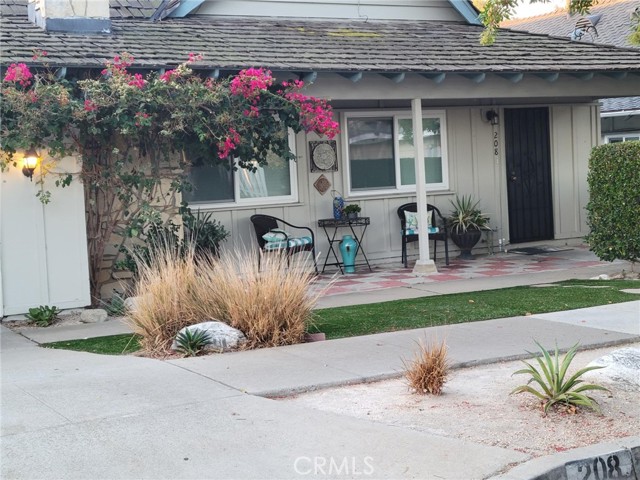 Detail Gallery Image 1 of 19 For 208 W 37th, Long Beach,  CA 90807 - 2 Beds | 2 Baths