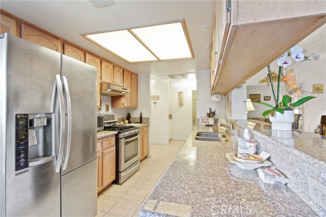 Detail Gallery Image 8 of 19 For 4561 Warner Ave #204,  Huntington Beach,  CA 92649 - 3 Beds | 2 Baths