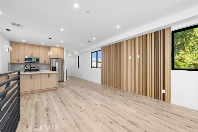 Detail Gallery Image 1 of 14 For 14525 Weddington St, Sherman Oaks,  CA 91411 - 4 Beds | 4/1 Baths