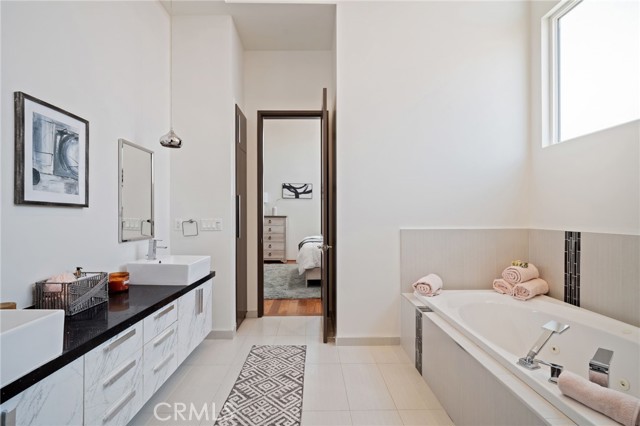 2623 Carnegie Lane, Redondo Beach CA: https://media.crmls.org/medias/8937db00-1b4a-4c78-8f5a-803b948d3d26.jpg