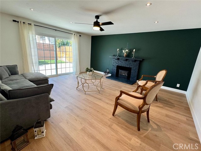 1502 W Hemlock Way, Santa Ana CA: https://media.crmls.org/medias/8938b580-cfda-4d65-8e06-9fd835c5bb52.jpg