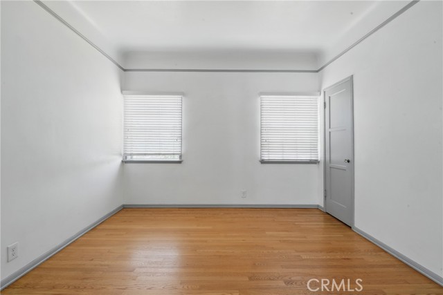 1327 S Burnside Avenue, Los Angeles CA: https://media.crmls.org/medias/89394060-e17c-401d-be27-2c19edf196d5.jpg