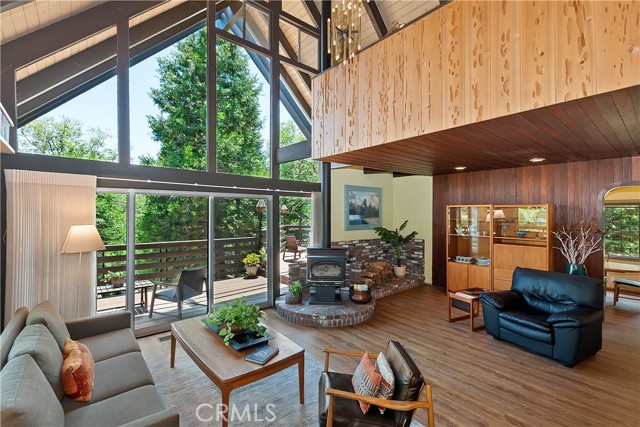 27280 Peninsula Drive, Lake Arrowhead CA: https://media.crmls.org/medias/893a23e4-a1eb-4ecb-8086-e410f4881f81.jpg