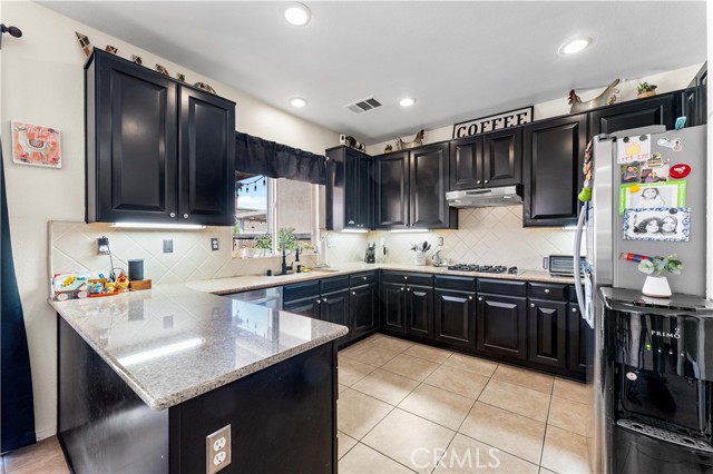 Detail Gallery Image 7 of 26 For 9482 Apricot Ct, Hesperia,  CA 92345 - 4 Beds | 2/1 Baths