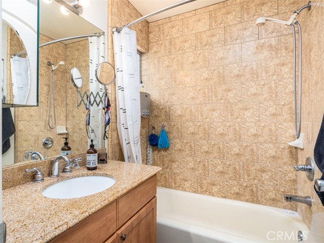 Detail Gallery Image 17 of 24 For 15053 Victory Bld #13,  Van Nuys,  CA 91411 - 2 Beds | 3 Baths