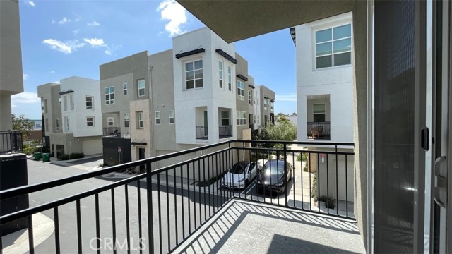 2296 Synergy, Irvine CA: https://media.crmls.org/medias/89432df2-bd4b-4b5f-ab6c-7af6cc902950.jpg