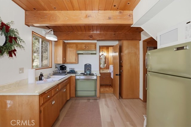 Detail Gallery Image 13 of 40 For 1146 Ridge, Fawnskin,  CA 92333 - 2 Beds | 1 Baths