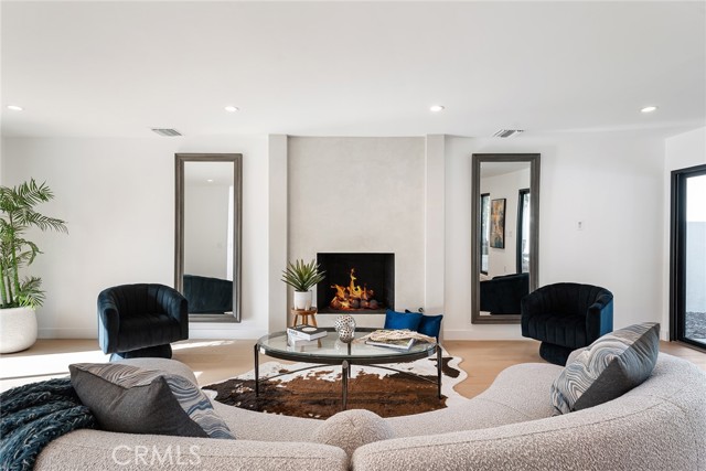 Detail Gallery Image 8 of 57 For 5630 Blanco Ave, Woodland Hills,  CA 91367 - 4 Beds | 4/1 Baths