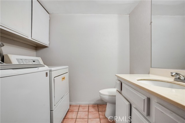 Detail Gallery Image 13 of 21 For 13623 Valerio #C,  Van Nuys,  CA 91405 - 2 Beds | 2/1 Baths