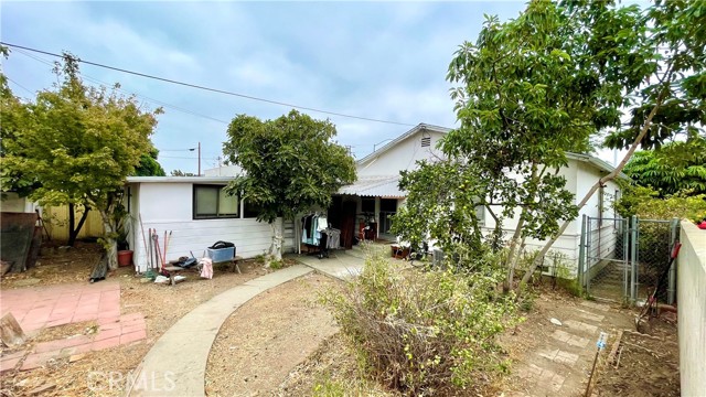 Amazing Residential opportunity on Commonwealth. Conveniently located in fullerton close to downtown with  transportation nearby. 
Featuring lots of parking and private living with 5 bedrooms and 2  bathrooms.
