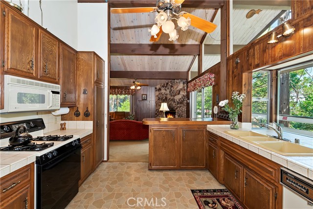 Detail Gallery Image 16 of 45 For 965 Lausanne Dr, Crestline,  CA 92325 - 4 Beds | 2/1 Baths