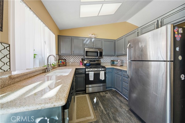 Detail Gallery Image 8 of 24 For 502 Hilltop, Palmdale,  CA 93551 - 2 Beds | 2 Baths