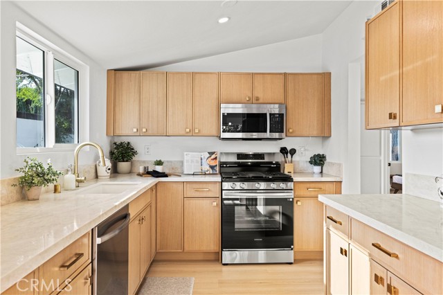 10839 Danube Avenue, Granada Hills CA: https://media.crmls.org/medias/894c5f9a-4a0b-4b53-88db-8ee29c94d00b.jpg