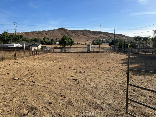 Detail Gallery Image 5 of 17 For 7251 Jurupa Rd, Jurupa Valley,  CA 92509 - 4 Beds | 2/1 Baths