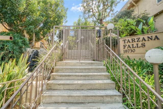 18730 Hatteras Street, Tarzana CA: https://media.crmls.org/medias/895204be-b4a9-44bb-97a3-e9181c018e8e.jpg