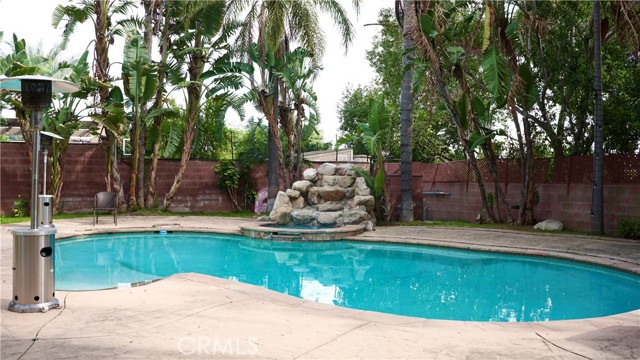 925 Sherlock Dr, Burbank CA: https://media.crmls.org/medias/89530d61-641a-40b9-a5cb-b23871ceb59e.jpg