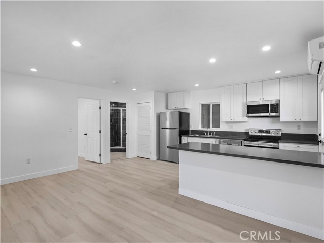 Detail Gallery Image 2 of 30 For 8828 Chimineas Ave, Northridge,  CA 91325 - 1 Beds | 1 Baths