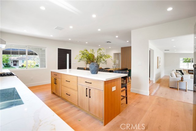 Detail Gallery Image 6 of 55 For 18324 Sylvan St, Tarzana,  CA 91335 - 4 Beds | 2 Baths