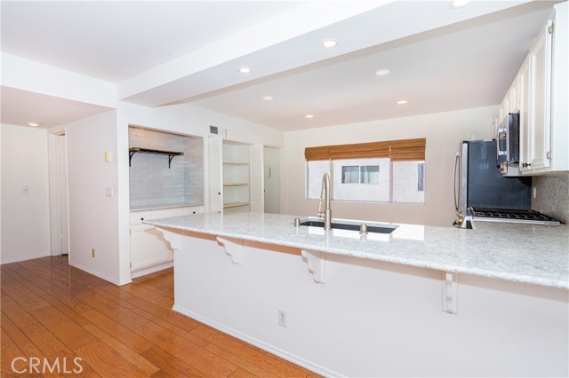 Detail Gallery Image 6 of 29 For 18344 Collins St a,  Tarzana,  CA 91356 - 2 Beds | 2/1 Baths