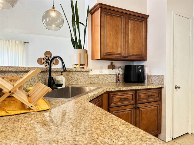 Detail Gallery Image 14 of 36 For 14750 Shadow Dr, Fontana,  CA 92337 - 3 Beds | 2/1 Baths